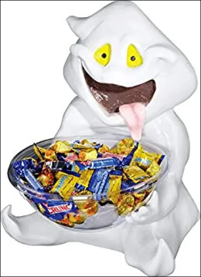 Qui est-ce qui distribue des bonbons aux enfants ?