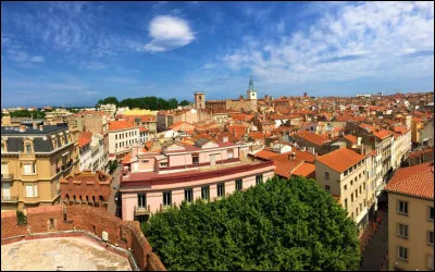 La ville de Perpignan est la préfecture des Pyrénées-Atlantiques (64).