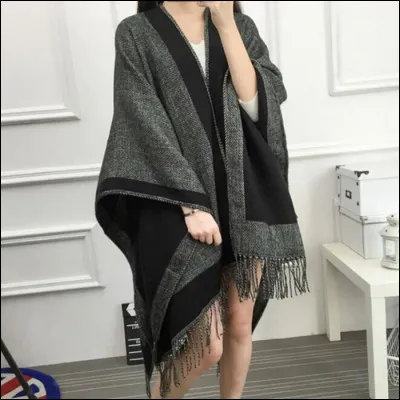 Dans un dictionnaire, le mot "châle" se situe entre le mot "chair" et "chaud".