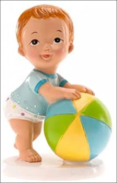 Le petit garçon ... avec le ballon.