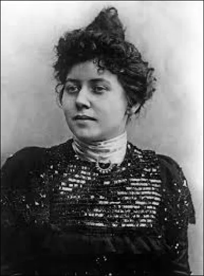 En 1909, Marguerite Steinheil est jugée (et acquittée) pour le double meurtre de son époux et de sa mère. "L'affaire de l'impasse Ronsin" restera pour toujours un mystère.
De qui cette "charmante" dame était-elle la maîtresse ?