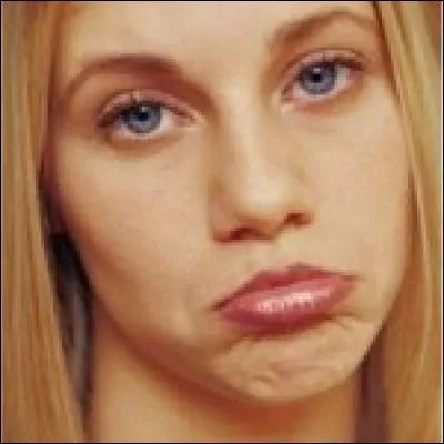 Faire la ..., manifester par une grimace son mécontentement ou sa réticence.