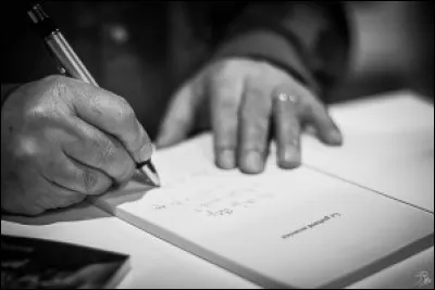 Avec quelques lettres, on forme une syllabe, avec quelques syllabes, on forme des ... et avec plusieurs ... on forme une phrase. Complétez.