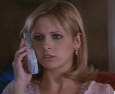 Dans Scream 2, comment Cici Cooper est-elle tuée ?