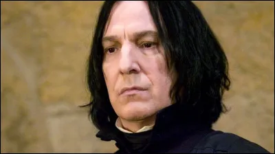 Plus tard, tu d&eacute;couvres que ce que gardait le chien &eacute;tait la pierre philosophale et qu'un de tes professeurs, Rogue, veut s'en emparer pour devenir immortel. Comment r&eacute;agis-tu ?