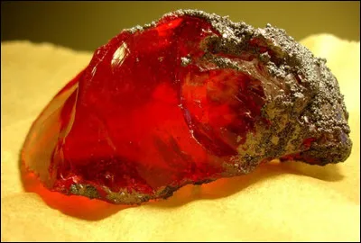 Un jour, tu d&eacute;cides donc de p&eacute;n&eacute;trer sous la trappe que garde le chien &agrave; trois t&ecirc;tes, pour r&eacute;cup&eacute;rer la pierre philosophale, mais elle est bien prot&eacute;g&eacute;e par un Filet du Diable, des clef volantes dont une ouvre la porte o&ugrave; l'on doit acc&eacute;der pour continuer et une partie d'&eacute;checs version sorcier o&ugrave; l'on doit prendre une place dans la partie. Qu'as-tu pr&eacute;f&eacute;r&eacute; ?