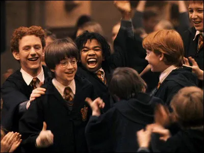 Alors tu retournes dans la Grande Salle lors du banquet et Albus Dumbledore t'accorde 100 points de plus et gr&acirc;ce &agrave; &ccedil;a, ta maison gagne la coupe des Quatre maisons. Quelle est ta r&eacute;action ?