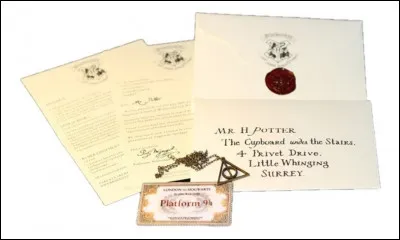 Tu finis par lire la lettre, tu commences : "Chers sorciers et sorci&egrave;res, vous &ecirc;tes inscrits dor&eacute;navant &agrave; l'&eacute;cole de sorcellerie de Poudlard...", sign&eacute;e Albus Dumbledore.