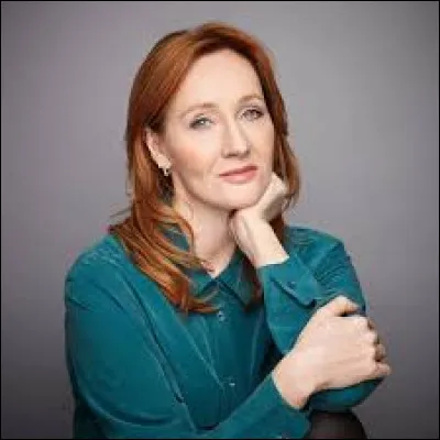 Le nom complet de l'auteure de la saga "Harry Potter" est Joanne Kathleen Rowling.