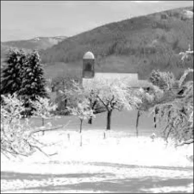 Petit avant-goût de l'hiver avec cette vue de Mollau enneigé. Village du Grand-Est, dans le parc naturel régional des Ballons des Vosges, il se situe dans le département ...