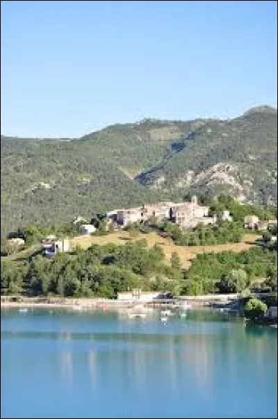 Village Bas-Alpin, dominant le lac de Castillon, Saint-Julien-du-Verdon se situe en région ...