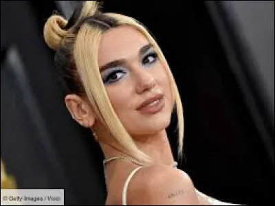 En 2015, elle signe chez Warner Bros. Records et publie son tout premier single. Quel est son titre ?