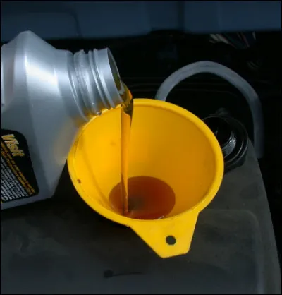 J'ai demandé à mon mécanicien à quoi sert l'huile moteur. J'ai retenu quatre utilités mais je doute sur l'une d'entre-elle. Laquelle de ces propositions ne caractérise pas un effet de l'huile moteur ?