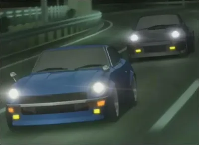 Voici un extrait de l'adaptation animée du manga Wangan Midnight. Au premier plan se trouve une Datsun 240Z, comment se nomme la voiture noire qui est derrière ?
