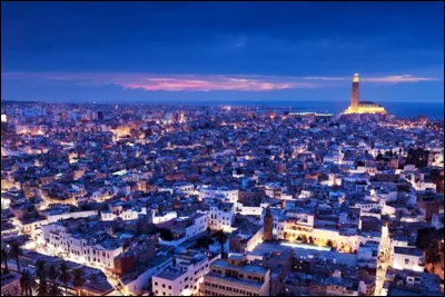 Blanche comme la ville blanche, dont on trouve vite le nom :