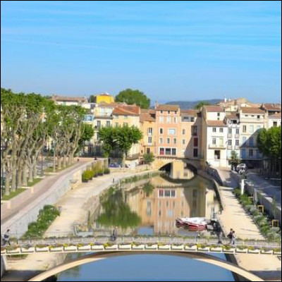 La ville de Narbonne est située dans le département du Gard.