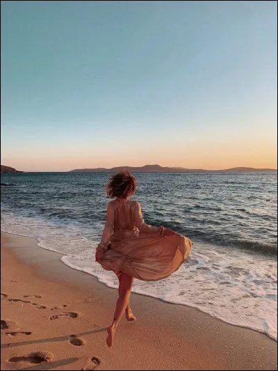 Dans son ancienne école de commerce, sur quelle maison travaillait-elle tout le temps ?