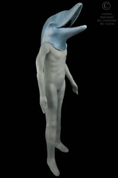 Quel Dieu transforma des pirates tyrrh&eacute;niens en dauphins quand ces derniers voulurent le kidnapper pour le vendre ?