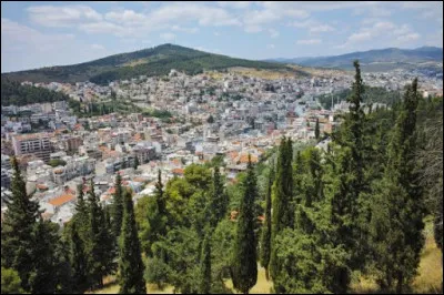 Lamia, ville de 50 000 habitants, située au fond du golfe Maliaque est une ville d'/de ...