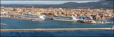 Ville italienne de 150 000 habitants située en Toscane, port sur la mer ligurienne :