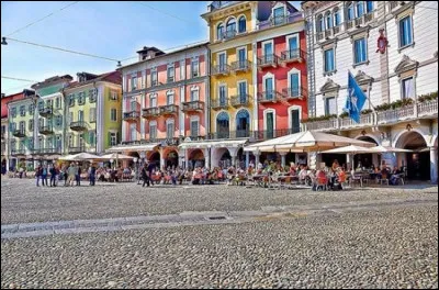 Ville suisse de 15 000 habitants située dans le Tessin, au bord du lac Majeur :