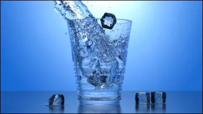 La glace est ... dense que l'eau liquide.