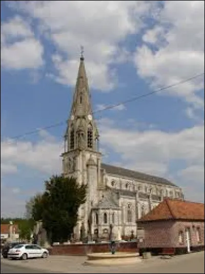 Nous sommes dans les Hauts-de-France devant l'&eacute;glise Saint-Martin de Campagne-l&egrave;s-Hesdin. Commune de l'arrondissement de Montreuil-sur-Mer, elle se situe dans le d&eacute;partement ...
