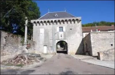 Voici la porte fortifi&eacute;e de Montsaugeon. Ancienne commune du Grand-Est, dans l'arrondissement de Langres, elle se situe dans le d&eacute;partement ...