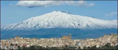 À quelle altitude s'élève l'Etna, point culminant de la Sicile ?