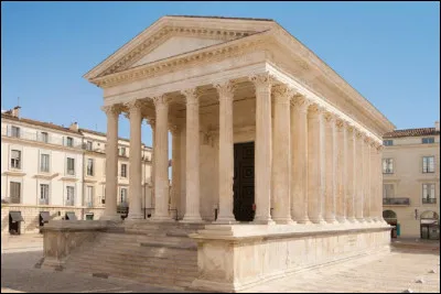 Dans quelle ville se trouve ''La Maison Carrée'' ?