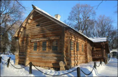 Quelle est cette habitation traditionnelle des paysans russes, construction en bois semblable à un chalet ?