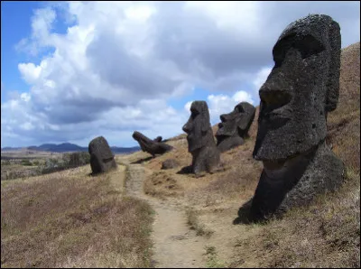 Quelle est cette île mystérieuse et isolée, célèbre pour ses statues monumentales ?