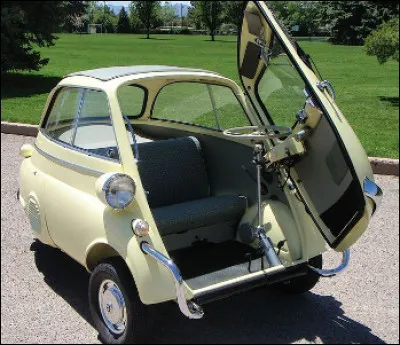 Quel est ce véhicule urbain compact, une mini citadine italienne très populaire dans les années 1950 ?