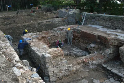 L'abbaye de Cambron (actuel domaine de Pairi Daiza) abritait une brasserie qui jouxtait deux autres infrastructures, lesquelles ?