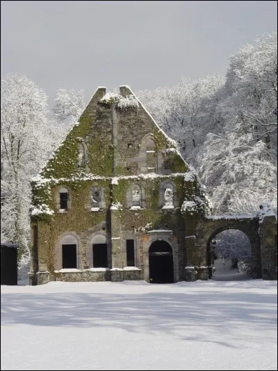 Au 18e siècle, trois bières de densité différentes sont brassées au sein de l'abbaye de Villers, pour quels publics ?