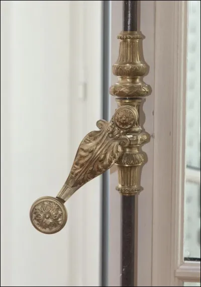 Pour en revenir à M. Stainer, ce dernier a construit certains de ses instruments dans la célèbre ville italienne de [...] qui ne comportait, à cette époque, pas moins de [combien ?] luthiers !