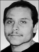 1000000 de dollars est offert  celui qui m'arrte, je suis donc le 3e fugitif le plus recherch, je suis poursuivit pour avoir braquer 7 millions de dollars  main arm dans une banque. Qui suis-je ?