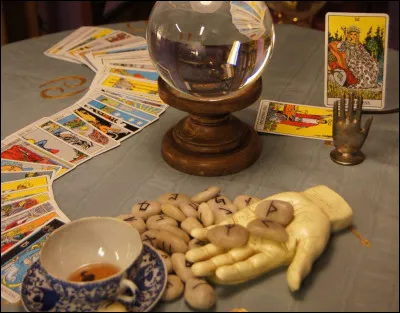 Maintenant petite histoire. Voici la situation : 
Tu te retrouves seul(e) dans une pièce noire. Aucune lumière... Et là, tout à coup, une boule de cristal s'allume, d'un bleu vif ! Le passage est libre, rien ne te bloque la route... Il suffirait...