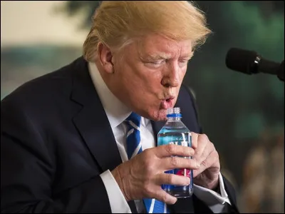 Donald trempe ses lèvres dans l'eau et boit la concurrence. Quel est le symbole de l'eau ?