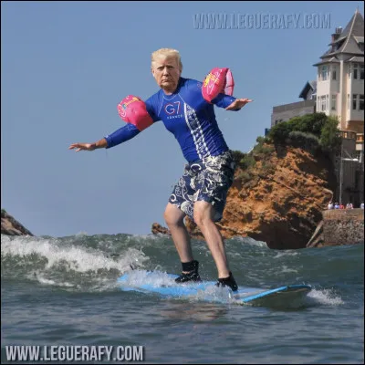 Il n'oublie jamais ses brassards même lorsqu'il :