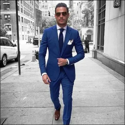 Quel vêtement popularisé sous Louis XIV fait partie du costume trois pièces ?