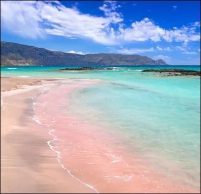Voici la célèbre plage d'Elafonissi au sud ouest de la Crète. Mais pourquoi a-t-elle cette réputation ?