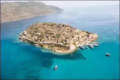 Au large d'Agios Nikolas voici l'île forteresse de Spinalonga. Elle a été utilisée jusqu'en 1957 pour héberger...