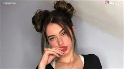 Quelle langue parle-t-elle très bien ?