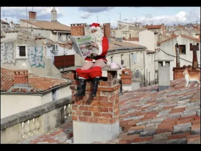 Pauvre père Noël, lui qui croyait être loin de tout regard, il s'est trompé, un animal assiste à la scène, mais quel animal est-ce ?
