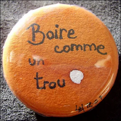 Le client de la 11 a commandé sa 2e bouteille de vin ! En France ont dit "Il boit comme un trou !", et en Angleterre, que dit-on ?