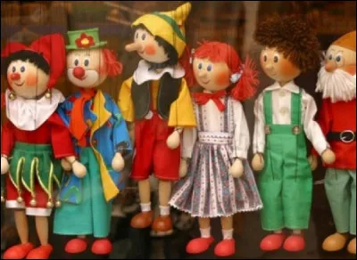 Qui est l'auteur-compositeur-interprète de la chanson de 1965 ''Les Marionnettes'' ?