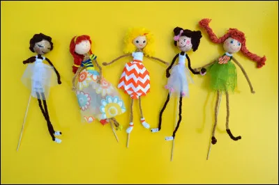 Avec quoi le chanteur de la question ci-dessus, construit-il des marionnettes ?