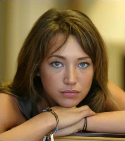 En 2006, Laura Smet est à l'affiche du film "Le Passage de l'été", de Florence Moncorgé-Gabin, fille de Jean Gabin. Elle y incarne une institutrice célibataire, fille d'une fermière interprétée par ...