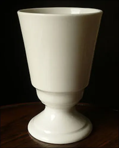 Quel est ce r&eacute;cipient, une tasse haute en forme de verre &agrave; pied, utilis&eacute;e pour boire le caf&eacute; ?